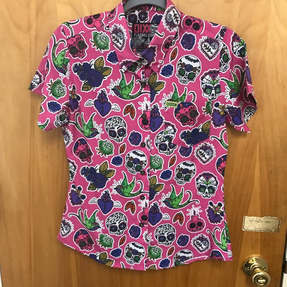 Dixxon Flannel Company Womens Pink Short-Sleeve Shirt Skulls sz S